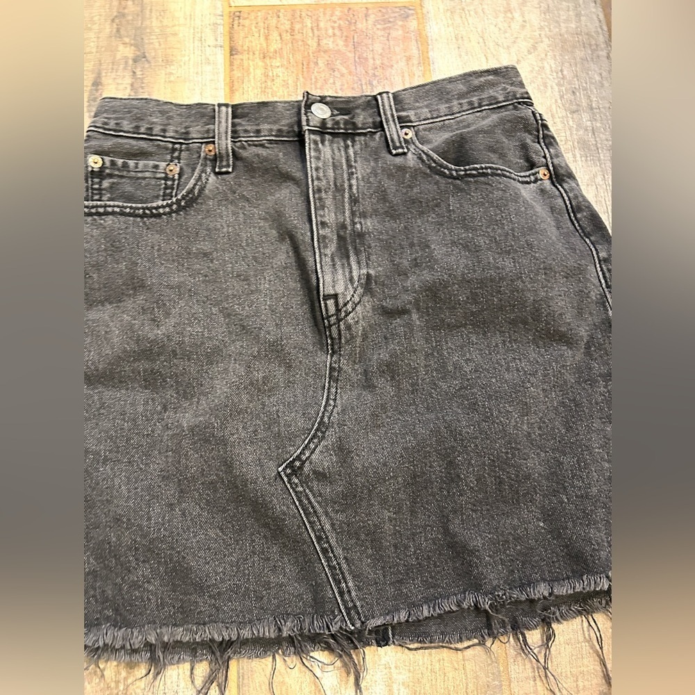 Levi’s distressed High rise Button fly black Charcoal mini Skirt Raw Hem Size 29 - Picture 2 of 7